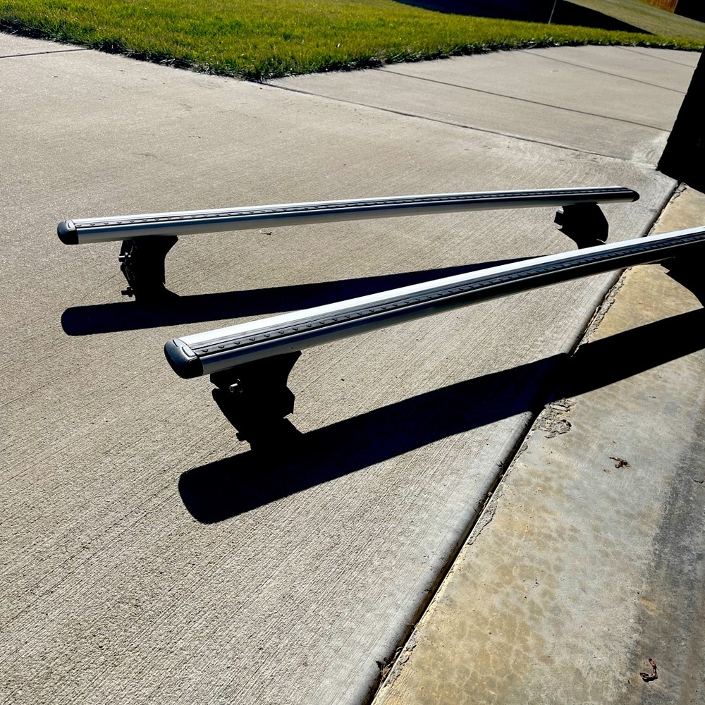 Thule cross bars with boots and locks. Boots compatible with flush mount rails.